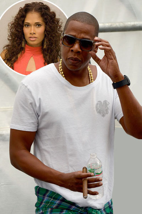 Năm 2011, không lâu sau khi Beyonce thông báo mang thai, rộ tin đồn Jay Z có con trai bí mật với người mẫu Shenelle Scott. Bố bạn trai cũ của Shenelle tố cáo trên tờ Star: 